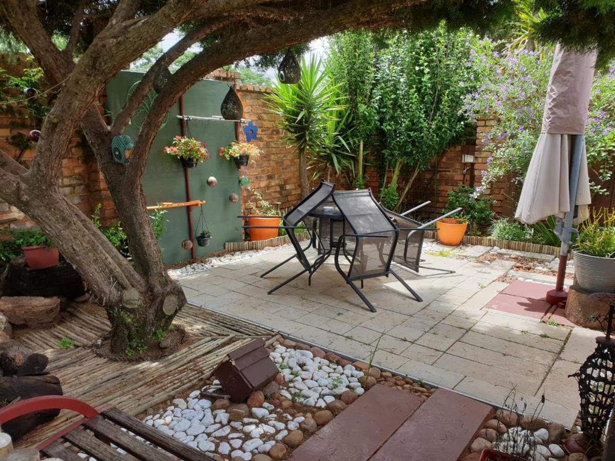 The Lazy Grape Guest Lodge & Spa Benoni Exterior foto