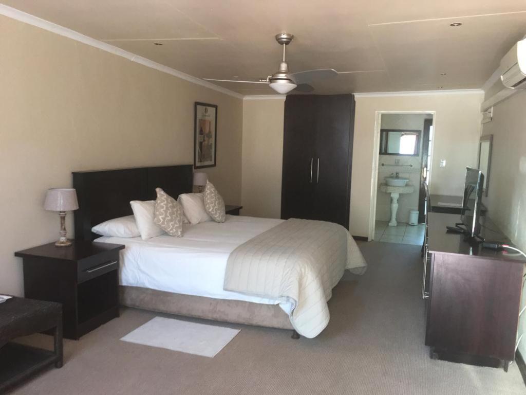 The Lazy Grape Guest Lodge & Spa Benoni Exterior foto