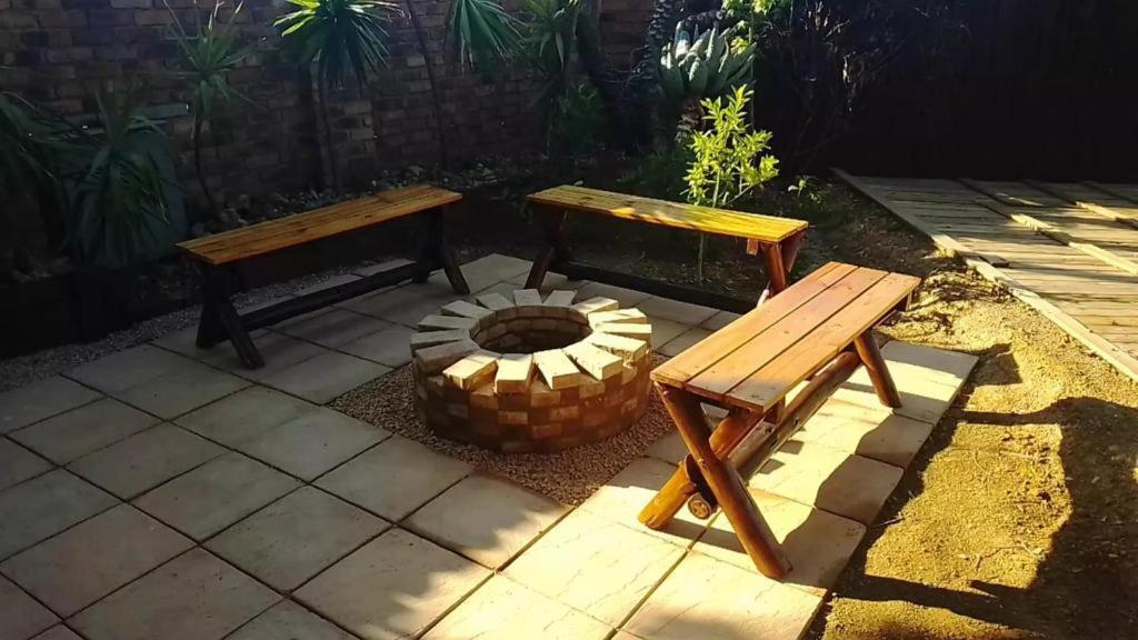 The Lazy Grape Guest Lodge & Spa Benoni Exterior foto