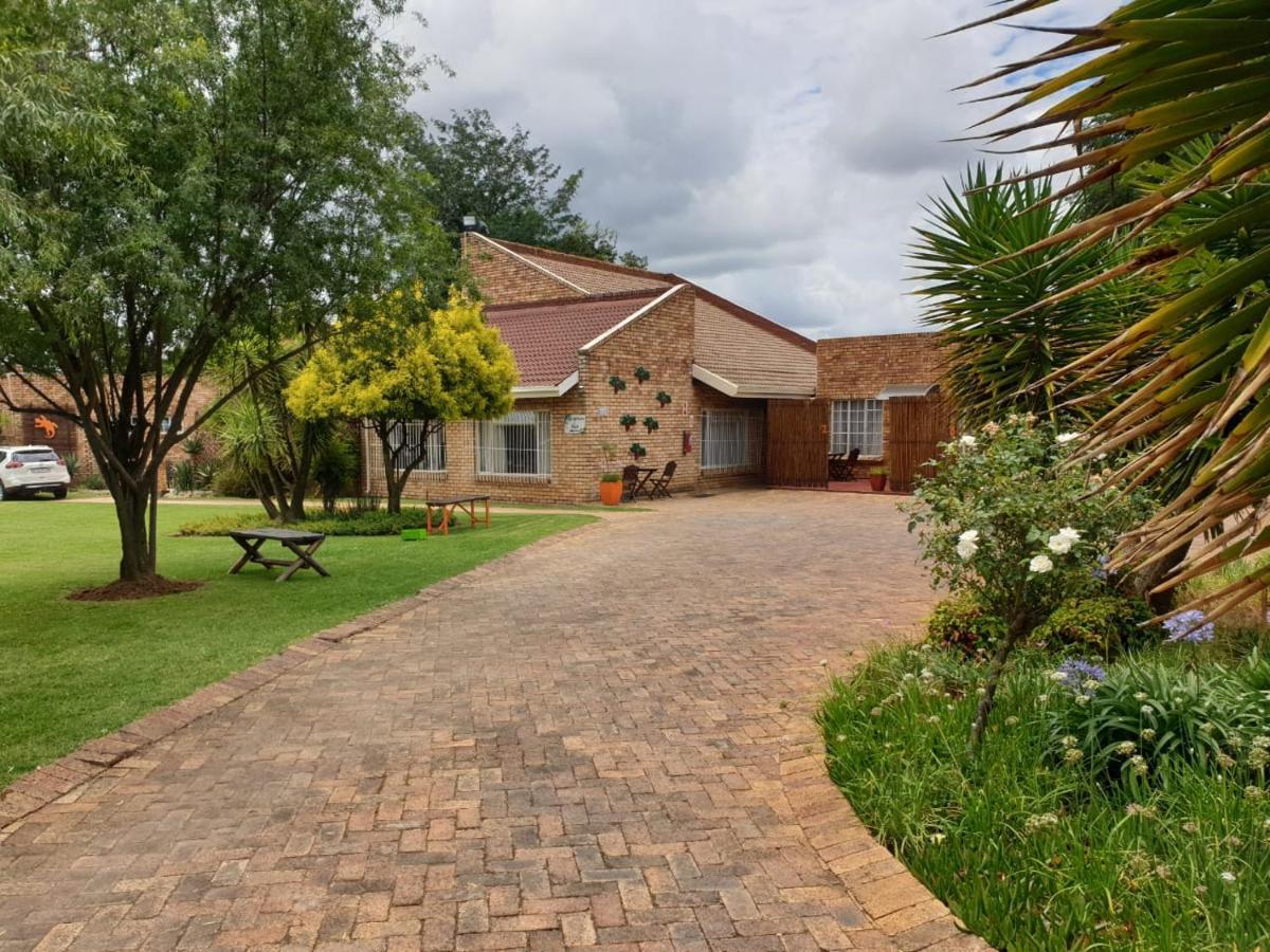 The Lazy Grape Guest Lodge & Spa Benoni Exterior foto